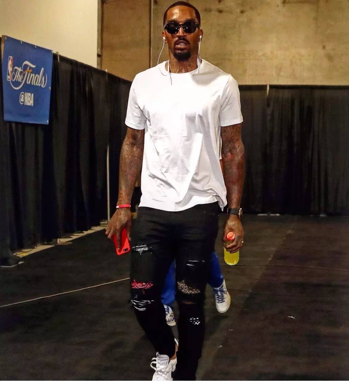 末节33-10！浙江男篮21分大胜深圳，吴前22+6刘泽一17+5，老将周鹏低迷（末节33-10掀翻局势 浙江男篮21分胜深圳 吴前22+6刘泽一17+5 周鹏低迷）