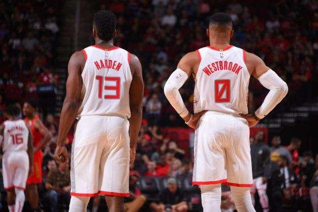 致敬球队传奇，多特官方商城为球迷免费印11号罗伊斯（多特致敬传奇：官方商城为球迷免费印制罗伊斯11号）