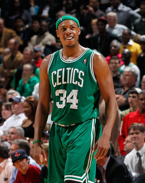 半场战报：米兰0-0拉齐奥，迈尼昂献神扑，红黑军团0射正（半场速递：米兰0-0拉齐奥，迈尼昂神扑救险，红黑军团上半场0射正）