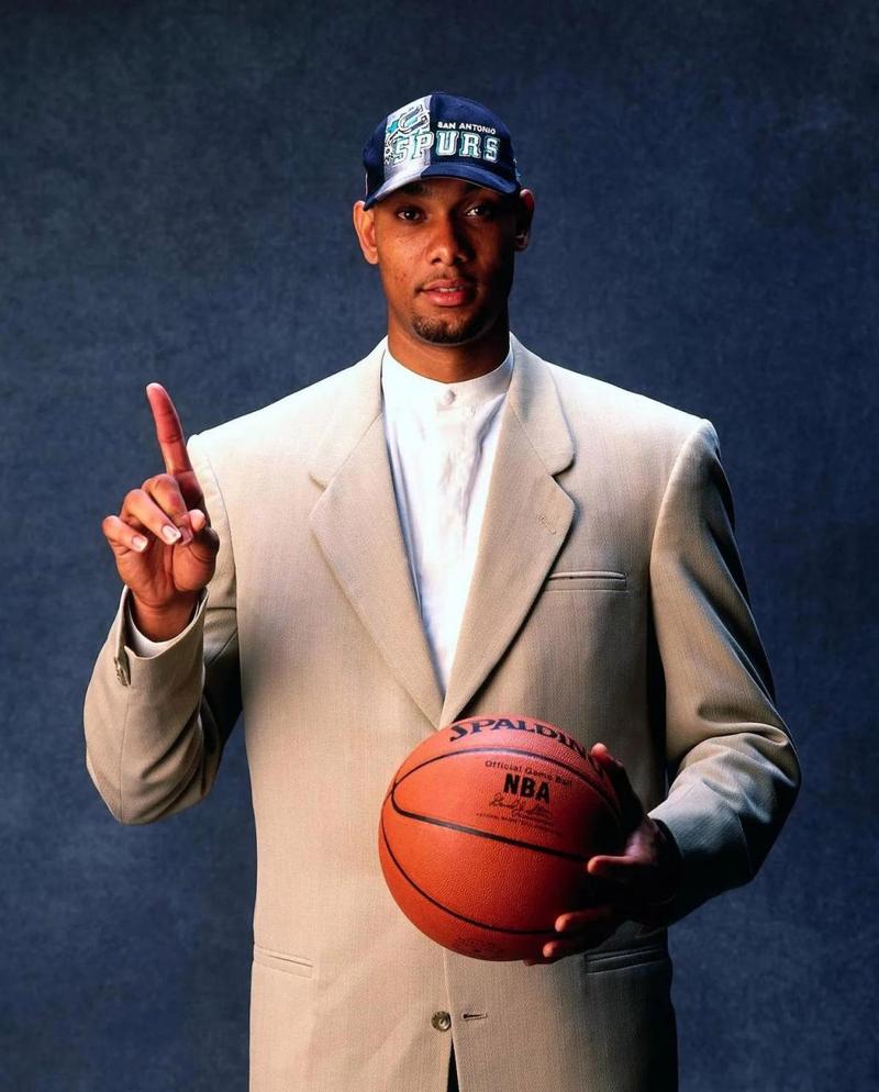 斯基拉：国米派球探考察卡利亚里20岁的右翼卫帕莱斯特拉（据斯基拉报道，国米派球探赴卡利亚里考察20岁右翼卫帕莱斯特拉）