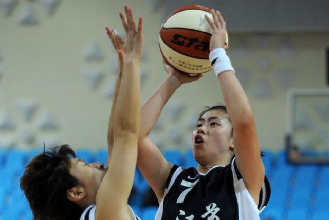 快攻从后场发起一气呵成（后场发动快攻，行云流水）