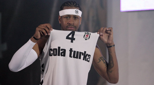 米兰官方欢迎里贝里造访米兰内洛，并发布其与迈尼昂合影（米兰官方晒照：里贝里到访米兰内洛，与迈尼昂合影）