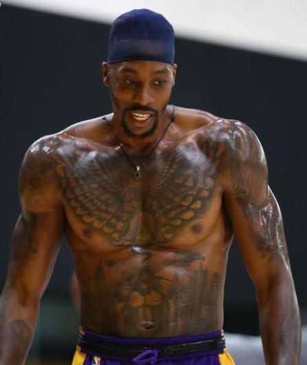 哈兰德晒与母亲、哥哥合照：老大、我和我哥（哈兰德发文晒与母亲、哥哥同框合影：配文称'老大、我和我哥）